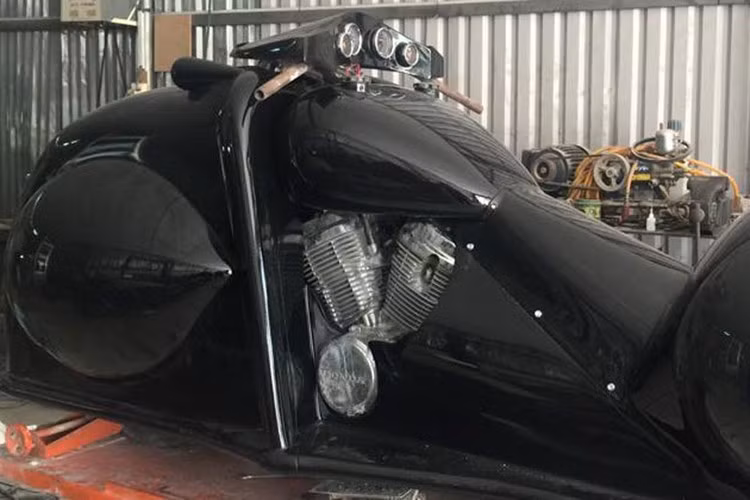 Khối động cơ 600 cc V2 của Shadow được độ lên gần 1000 phân khối, và là chi tiết duy nhất trên xe để lộ ra ngoài.