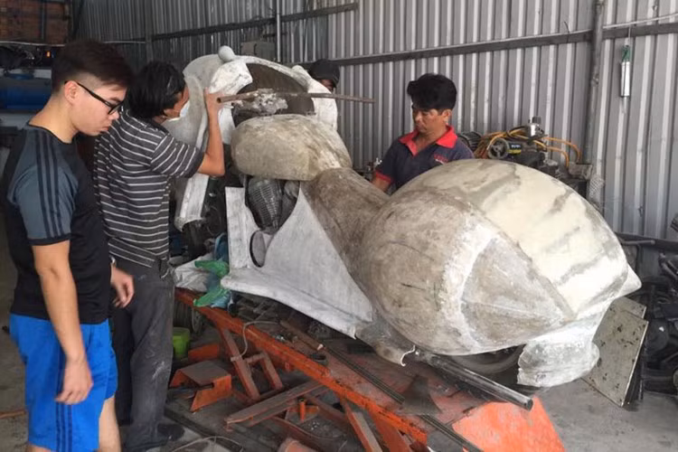 Toàn bộ dàn áo của xe được làm từ chất liệu composite do xưởng Phi Long ở TP HCM đảm nhiệm.