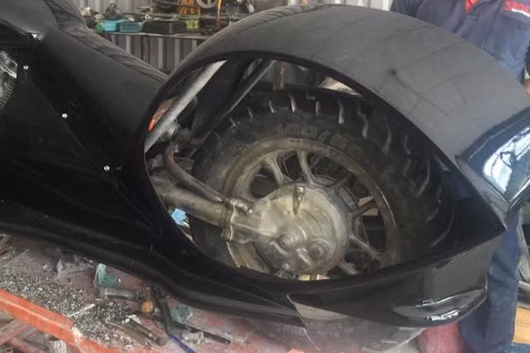 Dựa trên cơ sở của chiếc Honda Shadow, chiếc xe vẫn sử dụng hệ truyền động các-đăng cho bánh sau và được trang bị lốp 140/80 bản lớn.