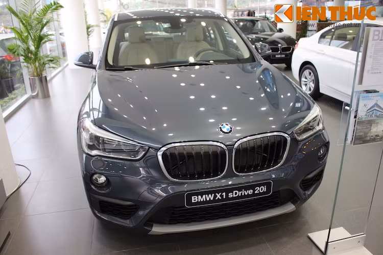 Phiên bản này được trang bị hệ dẫn động cầu trước cùng hộp số tự động 8 cấp, giúp chiếc xe nặng 1,6 tấn có thể tăng tốc từ 0-100 km/h trong 7,7 giây và đạt tốc độ tối đa 225 km/h. Mức tiêu thụ nhiên liệu trung bình đo được của X1 là 7,1l/100 km.