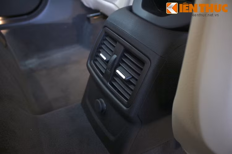 Đương nhiên X1 cũng có cửa gió điều hòa độc lập cho hàng ghế sau, bên dưới là ổ điện 12V.