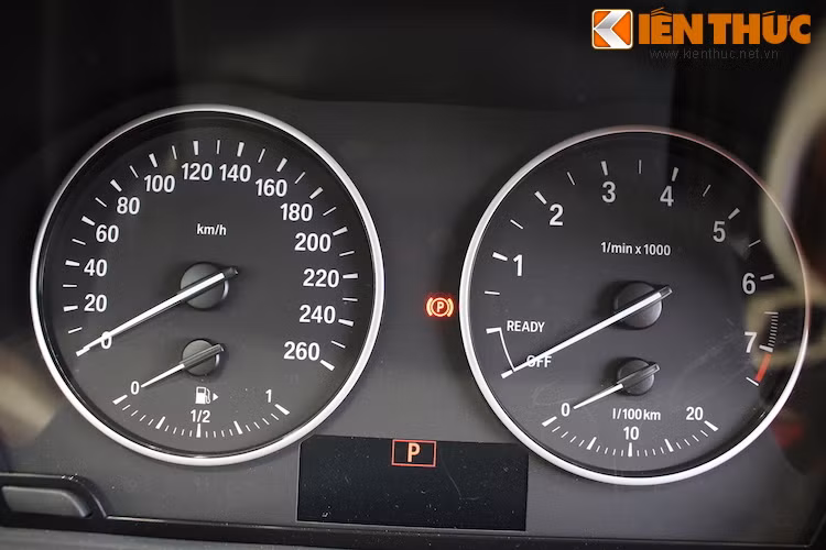 Bảng đồng hồ trên xe đơn giản khi vẫn sử dụng các đồng hồ chỉ báo chạy cơ, kèm theo một màn hình đơn sắc nhỏ báo tình trạng hoạt động của xe.