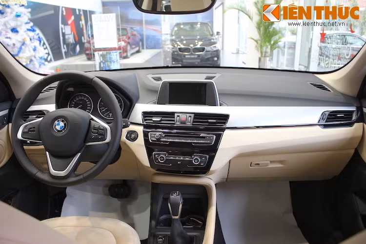 Giống các mẫu BMW khác, táp-lô của X1 được thiết kế đơn giản nhưng rộng và không làm người lái mất tập trung bởi các chi tiết thừa. Xe sở hữu vô-lăng bọc da thể thao với cụm nút điều khiển đa chức năng.