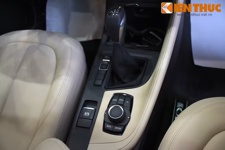 Thay vào đó, người dùng sẽ điều khiển hệ thống thông tin giải trí thông qua cụm phím và cần joystick đặt dưới bệ trung tâm.