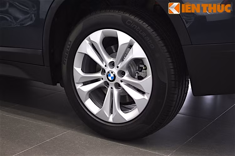 Phiên bản BMW sDrive 20i này được trang bị mâm đúc 5 cánh kép kiểu 564 với đường kính 17 inch.