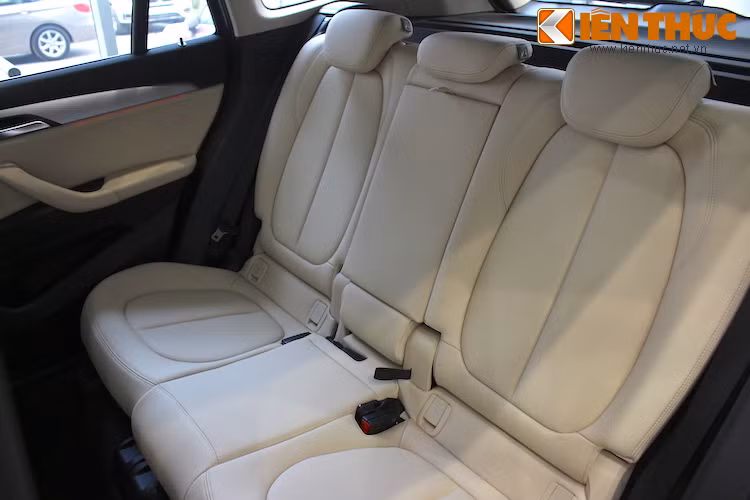 Do không có trục các-đăng dẫn động cầu sau nên hàng ghế sau trên X1 sDrive 20i có không gian để chân lớn chưa từng thấy trên dòng xe. Ngoài ra, băng ghế sau cũng đủ rộng rãi cho 3 người ngồi.