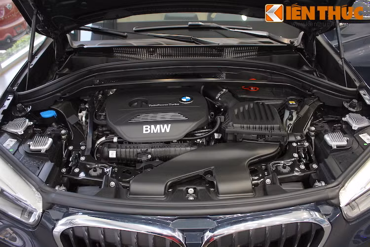 Nằm dưới nắp ca-pô của X1 sDrive 20i là khối động cơ 4 xi-lanh thẳng hàng tăng áp 2.0l, đem tới công suất tối đa 192 mã lực và mô-men xoắn cực đại 280 Nm.