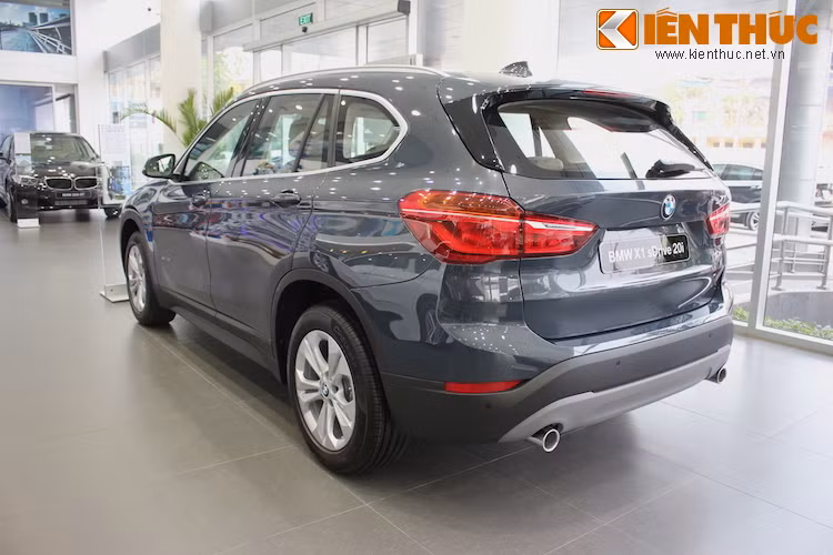 Ở phía sau, phần đuôi của X1 một lần nữa lại gợi nhớ tới chiếc X5 với các chi tiết được sắp xếp tương tự.