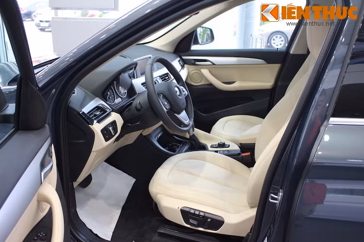 Dù là dòng crossover có giá rẻ nhất của BMW nhưng X1 vẫn có nội thất bọc da cao cấp Sensatec. Cả 2 ghế trước đều có thể chỉnh điện nhưng chỉ có ghế lái mới có khả năng nhớ vị trí.