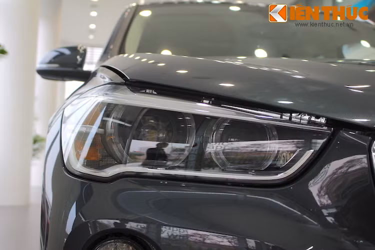 Giống như các mẫu BMW khác, X1 cũng sử dụng cụm đèn pha với các vòng sáng tròn Corona Ring hay còn được biết tới với tên "Angel Eyes". Không chỉ có đèn pha xenon dạng thấu kính projector, xe còn được trang bị đèn LED chiếu sáng ban ngày nằm phía trên như "mi mắt".