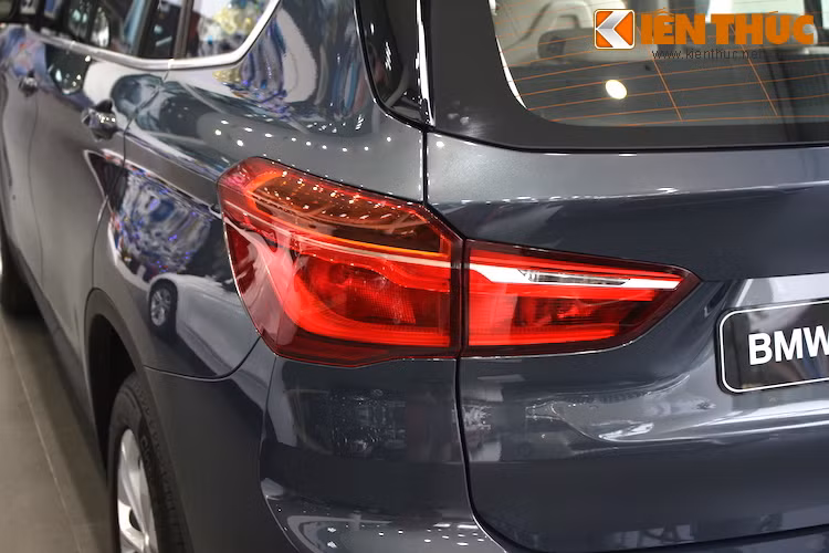 Cụm đèn hậu trên xe cũng gồm có các dải LED chiếu sáng đầy hấp dẫn trong đêm.