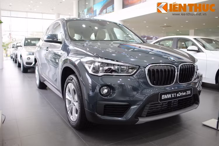 BMW X1 sDrive 20i là mẫu compact crossover có "tuổi đời" còn khá "trẻ", khi thế hệ đầu tiên của chiếc xe mới chỉ xuất hiện lần đầu vào năm 2009. Vào tháng 9 vừa qua tại triển lãm Frankfurt, BMW đã công bố X1 thế hệ mới được thiết kế lại hoàn toàn.