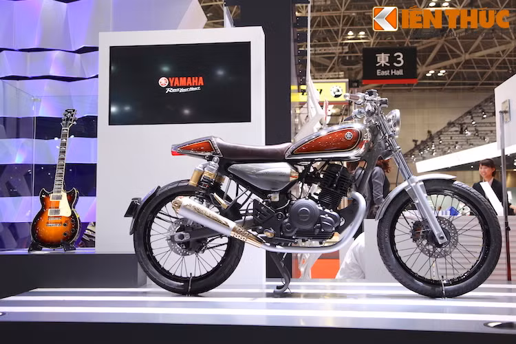 Từ hai bên, kiểu dáng tổng thể của Resonator khiến nhiều người nhớ về một mẫu xe côn tay nổi tiếng của Yamaha trong nhiều năm qua là SR400. Tuy nhiên so với SR400, Resonator trông "sáng sủa" và nhỏ gọn hơn với các chi tiết mạ bóng, sơn bạc hoặc mạ vàng.