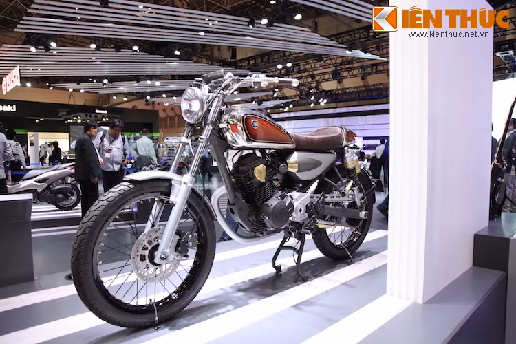 Trước khi sản xuất xe máy, Yamaha vốn đã nổi tiếng với vai trò là một hãng nhạc cụ nổi tiếng của Nhật Bản. Và truyền thống đó của hãng đã được thể hiện một cách khá rõ nét trên mẫu Yamaha Resonator 125.