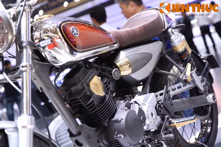 Ở hai bên thân xe và động cơ, Yamaha cũng "tô điểm" cho Resonator bằng những chi tiết mạ đồng và mạ vàng sáng loáng, được điêu khắc hoa văn tỉ mỉ như một số nhạc khí trong bộ giao hưởng.