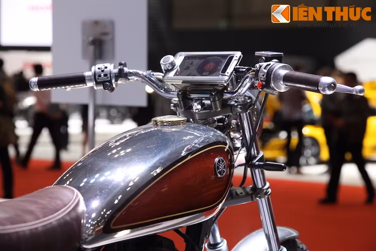 Trong đó, nổi bật nhất phải kể tới bình xăng mạ bóng loáng, với những tấm ốp gỗ ở hai bên. Theo Yamaha, đây chính là loại gỗ mà hãng sử dụng để tạo nên các cây đàn guitar của hãng. Ở phía trên tay lái là một màn hình kỹ thuật số đóng vai trò như bảng đồng hồ.