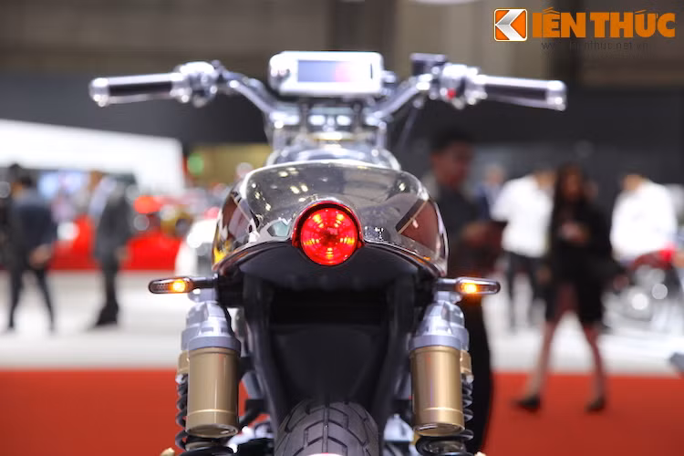 Phần đuôi xe nối liền với yên solo, vuốt thuôn về phía sau và cũng được hoàn thiện theo cách tương tự như bình xăng với gỗ và kim loại mạ.