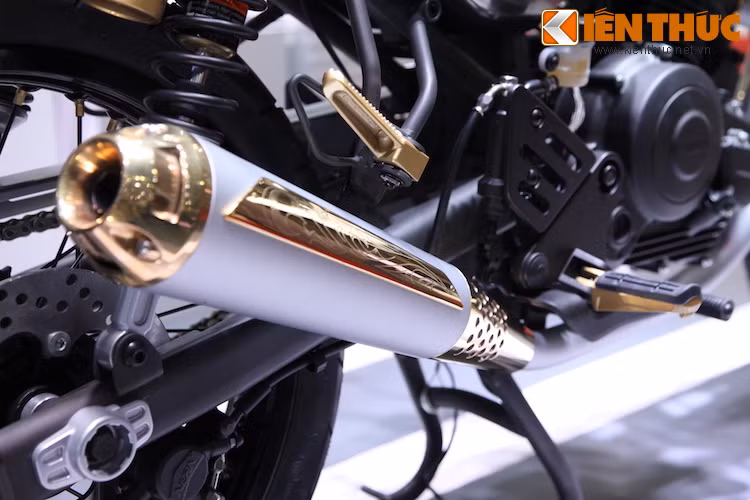 Ngay cả chụp và ốp pô cũng được hoàn thiện cẩn thận bằng những chi tiết chạm khắc tinh xảo, theo đúng quy trình mà Yamaha đã sử dụng để tạo ra các nhạc cụ của mình.