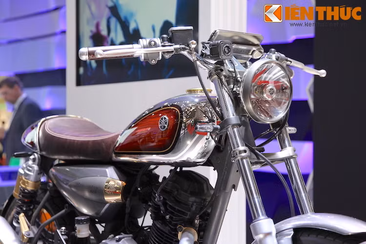 Phần trước của chiếc xe có thiết kế đơn giản nhưng không hề đơn điệu với đèn pha tròn cổ điển nhưng sử dụng công nghệ chiếu sáng LED, cùng với những đèn xi-nhan mini cũng dùng LED. Ở tay lái của xe còn có gắn thêm một camera GoPro 4 Session thế hệ mới siêu gọn.