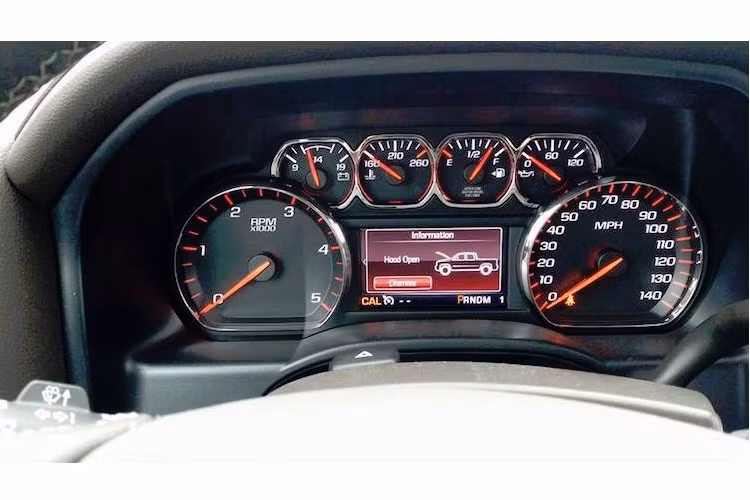 Đi ngược lại với trào lưu hiện nay của ngành công nghiệp xe hơi, bảng đồng hồ của Sierra phần lớn vẫn là các đồng hồ chỉ báo bằng cơ truyền thống. Ngoài ra, chiếc xe còn có một màn hình màu nhỏ nữa để báo các thông tin về tình trạng hoạt động của xe.