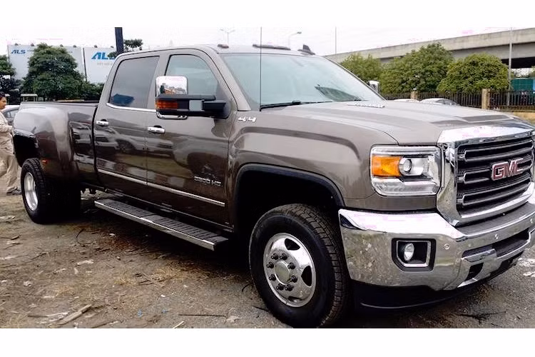 Là sản phẩm của GMC - thương hiệu con của GM chuyên sản xuất SUV, bán tải và các loại xe chuyên dụng, GMC Sierra 3500HD trên thực tế là phiên bản "hạng sang" của Dodge Ram 3500. Tại Mỹ, chiếc xe cạnh tranh với Ford F350 trong phân khúc bán tải hạng nặng.