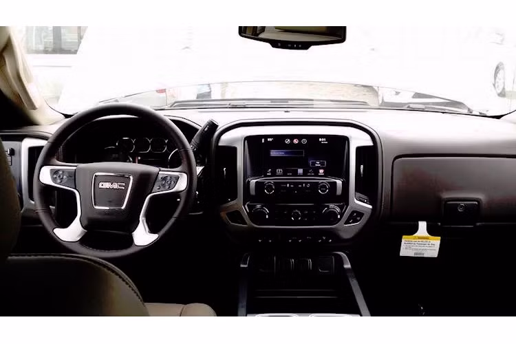 Ở bên trong, các chi tiết nội thất trên Sierra 3500HD được thiết kế vuông vức, thô ráp, đậm chất "xe đi làm". Mặc dù vậy, chiếc xe vẫn sở hữu những tiện nghi cao cấp như cabin bọc da, hệ thống thông tin giải trí có kết nối 4G...