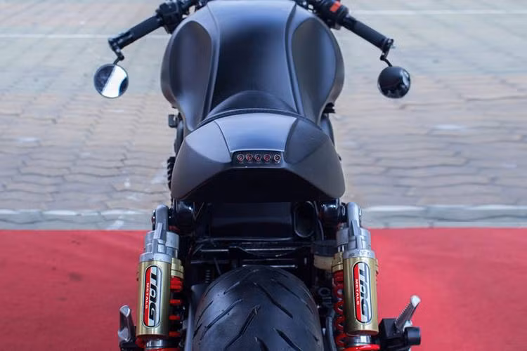 Ở cuối yên được trang bị ốp cùng 5 đèn LED nhỏ với vai trò là đèn hậu.