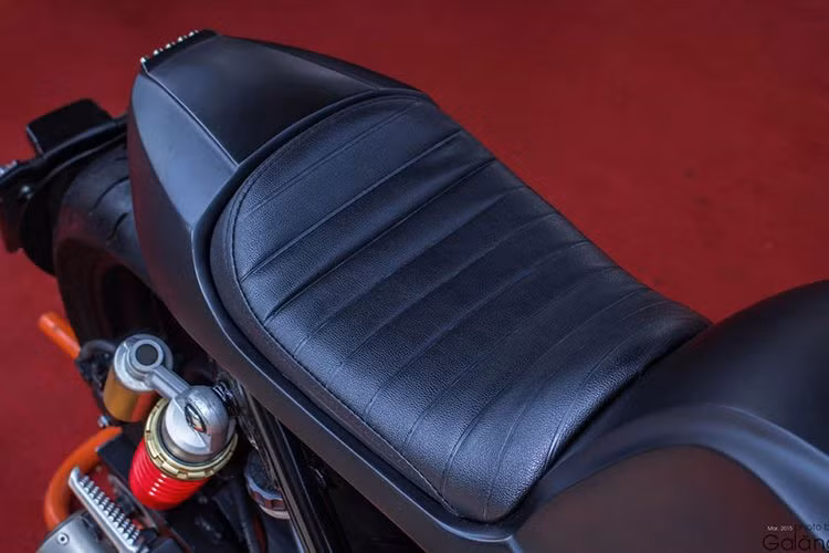 Yên xe cũng đã được tối giản thành yên solo cực nhỏ gọn dành cho một người ngồi.