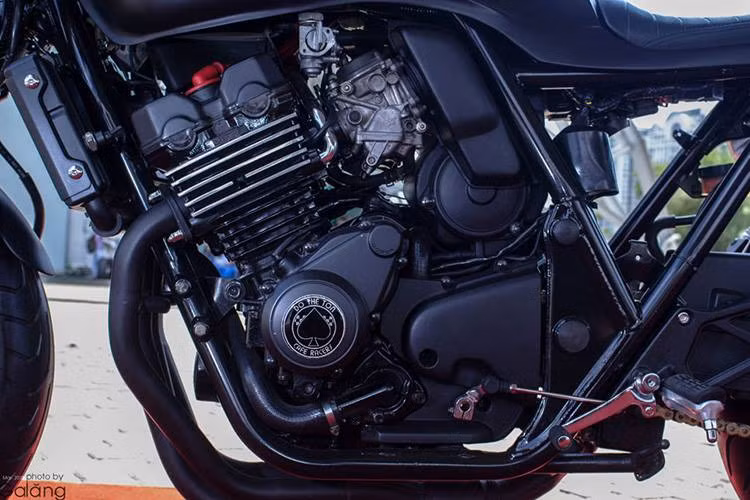 Cụm động cơ 400 cc 4 xi-lanh thẳng hàng của chiếc CB400 được giữ nguyên.