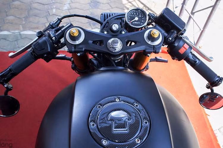 Kèm theo phuộc mới, chiếc xe đã được thay cặp ghi-đông clip-on cùng gương gắn gù theo phong cách cafe racer. Ngoài ra, cụm đồng hồ cũng được tối giản hết mức với đồng hồ báo tốc độ.