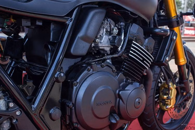 Tuy nhiên toàn bộ động cơ đã được sơn màu đen mờ tương tự màu thân xe, nhằm đem tới cho chiếc CB400 vẻ đẹp cực "ngầu" và nam tính.