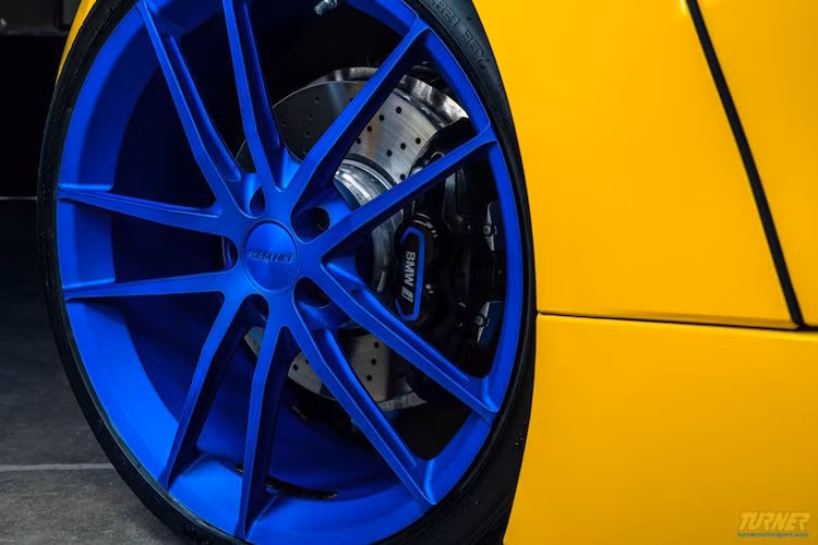 Cả 4 bánh xe đều được thay bộ mâm nguyên khối Forgeline AR1, với kích thước 21×9 ở bánh trước và 21×10 inch ở bánh sau.