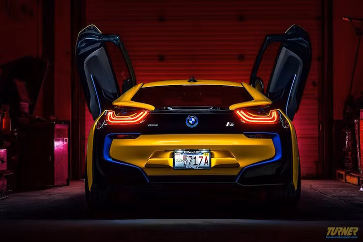 Không chỉ đem lại cho chiếc xe tiếng nổ ấn tượng hơn, hệ thống xả này còn nhẹ hơn của i8 nguyên bản tới 50 kg.