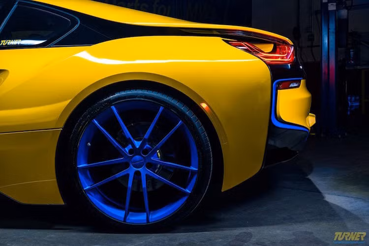 Với hệ thống treo mới, bánh trước của chiếc i8 đã hạ thấp hơn 0,75 inch ở phía trước và 0,6 inch ở bánh sau, khiến xe có trọng tâm thấp hơn và trở nên ổn định hơn khi ôm cua.