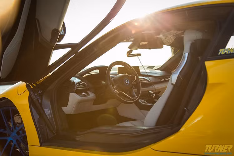 Dù là một chiếc siêu xe nhưng i8 vẫn có nội thất đầy hấp dẫn và sang trọng, với những chi tiết sử dụng vật liệu cao cấp và được thiết kế đầy tính tương lai.