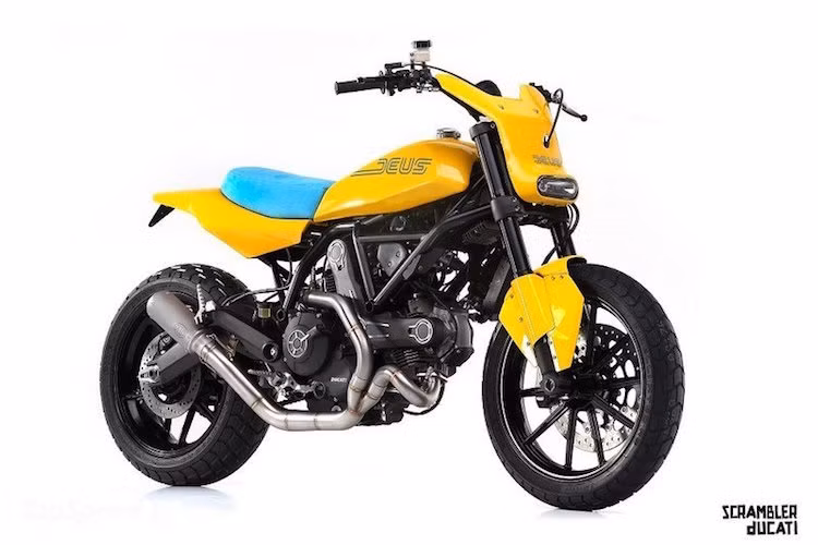 Chiếc Scrambler đầu tiên trong series này có tên Hondo Grattan, được "độ" từ Scrambler Full Throttle bởi hãng Deus Ex Machina.