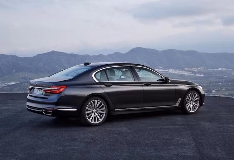 Nhìn thoáng qua, có vẻ như thân xe của 7 Series mới không có gì thay đổi so với thế hệ cũ, nhưng nằm ở phía dưới thân giờ là một viền ốp dài hình chữ L, lấy cảm hứng từ mẫu concept Future Luxury.