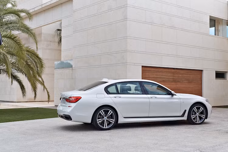 Cuối cùng, cũng giống như những dòng xe khác của BMW, 7 Series cũng có tuỳ chọn gói trang bị thể thao M Sport với nhiều chi tiết mới. Giá bán và ngày bán của chiếc xe chưa được BMW công bố.