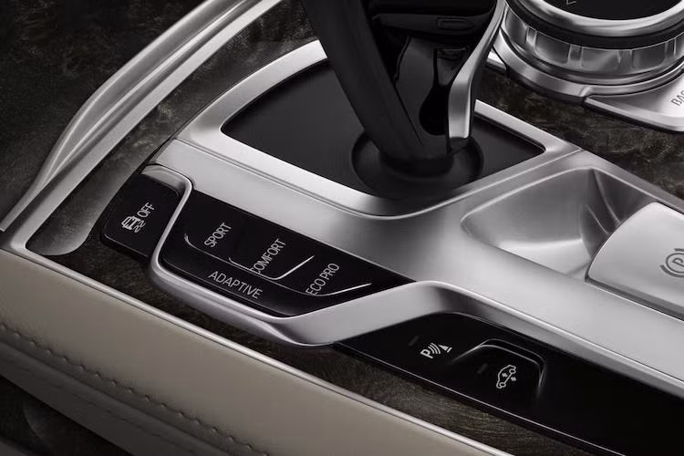 Mọi phiên bản 7 Series đều sẽ được trang bị sẵn hệ thống treo khí 2 trục, có khả năng tự điều chỉnh chiều cao, cùng với tuỳ chọn hệ thống tự động điều chỉnh treo phù hợp với điều kiện mặt đường.