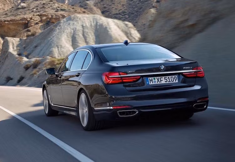 Ở phía sau là cụm đèn hậu LED được nối liền với nhau bởi một thanh nẹp chrome, với tổng thể thiết kế khá giống BMW X5.