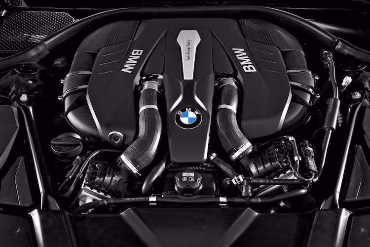 7 Series mới sẽ được bán với 4 phiên bản động cơ khác nhau là 730d, 740i, 740e và 750i; trong đó phiên bản 740e hybrid lần đầu tiên xuất hiện ở dòng xe.