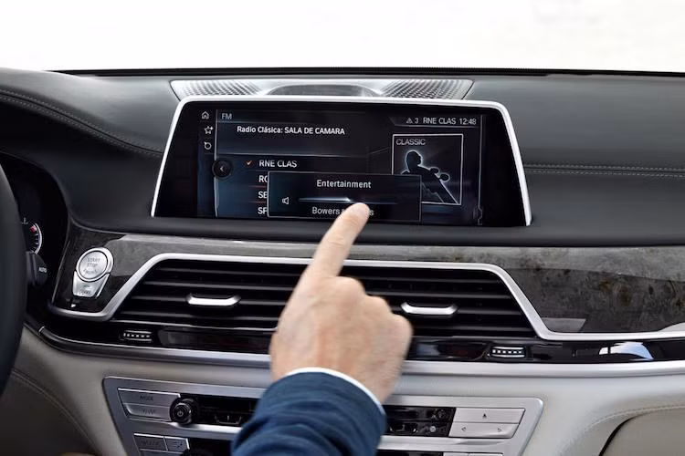 Giành được nhiều sự chú ý trong cabin là hệ thống thông tin giải trí iDrive thế hệ mới, không chỉ cho phép điều khiển thông qua màn hình cảm ứng và nhận dạng giọng nói...