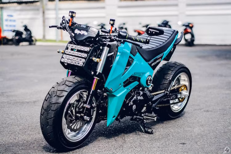 Đầu tiên, chiếc xe đã được sơn lại màu xanh "baby blue" đầy tươi trẻ.