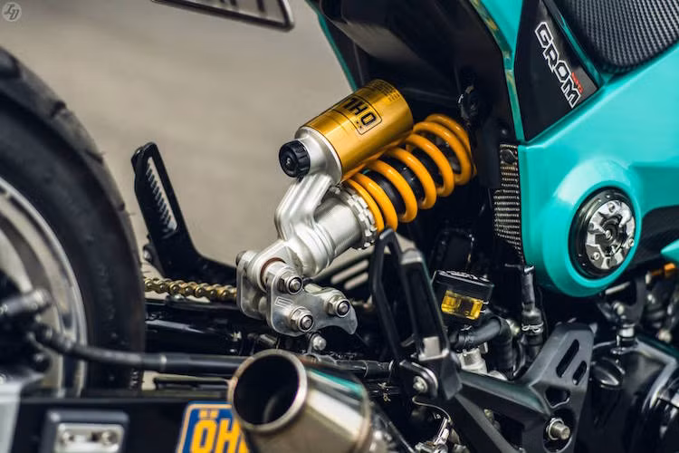 Phuộc sau được thay bằng loại có bình dầu của hãng Ohlins nổi tiếng.