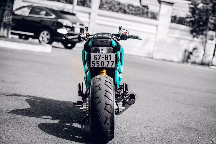 Pát biển số được loại bỏ, đồng thời biển số được gắn dưới đuôi xe theo phong cách PKL.