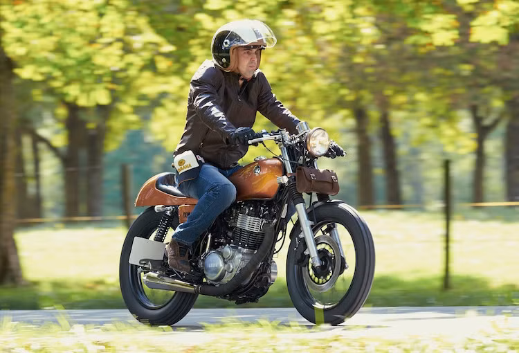 Đứng trước những "hậu duệ" mới và hiện đại hơn, nhưng chiếc SR400 mang phong cách cổ điển của đại lý Motor Madrid vẫn gây ấn tượng bởi nét đẹp giản dị của mình.