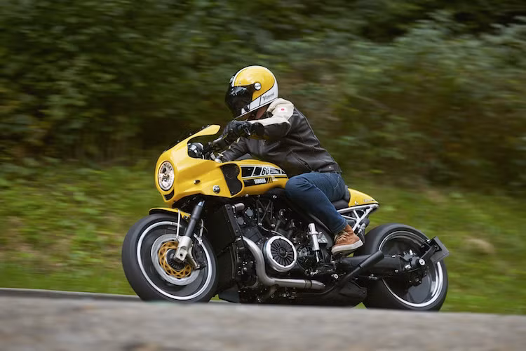 Tuy nhiên, 2 đặc điểm nổi bật nhất trên mẫu xe độ này đã khiến nó giành thứ hạng cao đó chính là bộ quây gió hoài cổ cực hiếm, cùng với dàn tem đấu phong cách Speed Block giống những mẫu xe đua Yamaha trong quá khứ.