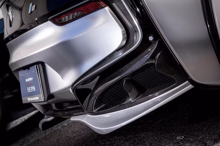 Trong đó, cản sau nguyên bản của xe được bổ sung thêm các nẹp trang trí đẹp mắt bằng sợi carbon.