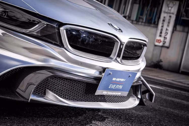 Toàn bộ phần cản trước của i8 đã được hãng Energy Motor Sport thay mới hoàn toàn, với những cánh khí động học độc đáo và phần lưới hút gió rộng hơn nhiều so với xe zin.