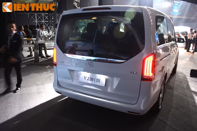 Ở phía sau, V220 CDI sở hữu thiết kế đơn giản nhưng ấn tượng và sang trọng với đèn hậu là những dải LED cùng với thanh ngang mạ chrome to bản trên kính sau. Không chỉ có cửa hậu mở được, kính sau của xe cũng có thể mở ra để thuận tiện cho việc chất dỡ hàng hoá hơn.